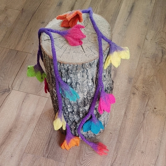 Beautiful hand made felt flower garland - Picture 1 of 3